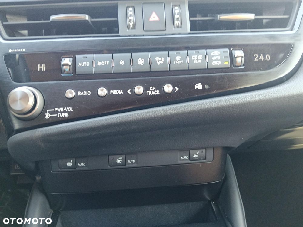 Lexus ES 300h Business Edition - 19