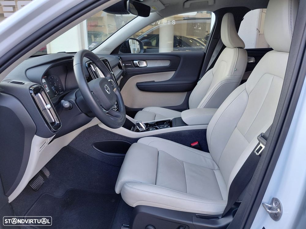 Volvo XC 40 1.5 T2 Plus Dark Auto - 24