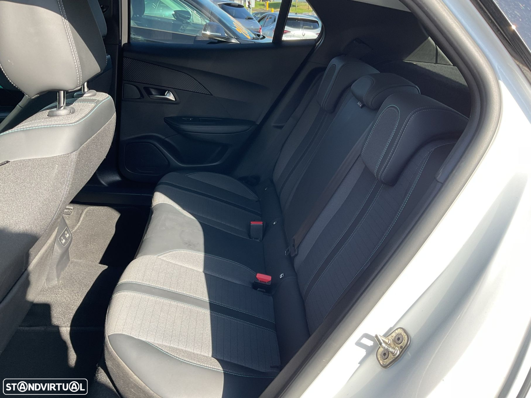 Peugeot 2008 1.2 PureTech Allure Pack EAT8 - 31