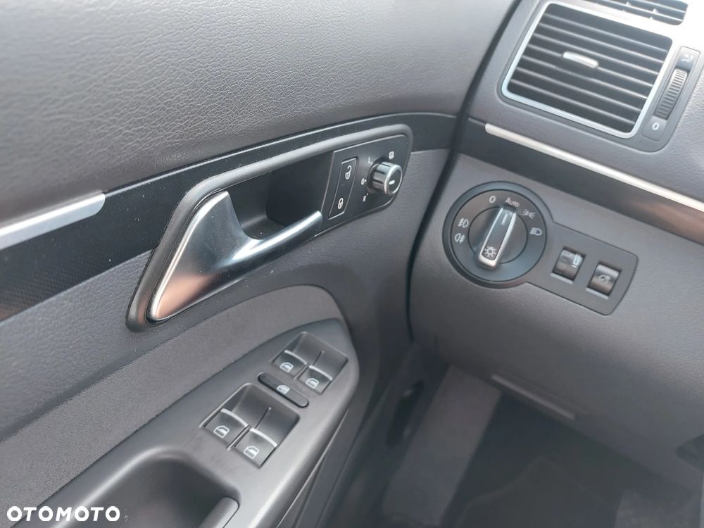 Volkswagen Touran 2.0 TDI DPF Highline DSG - 28