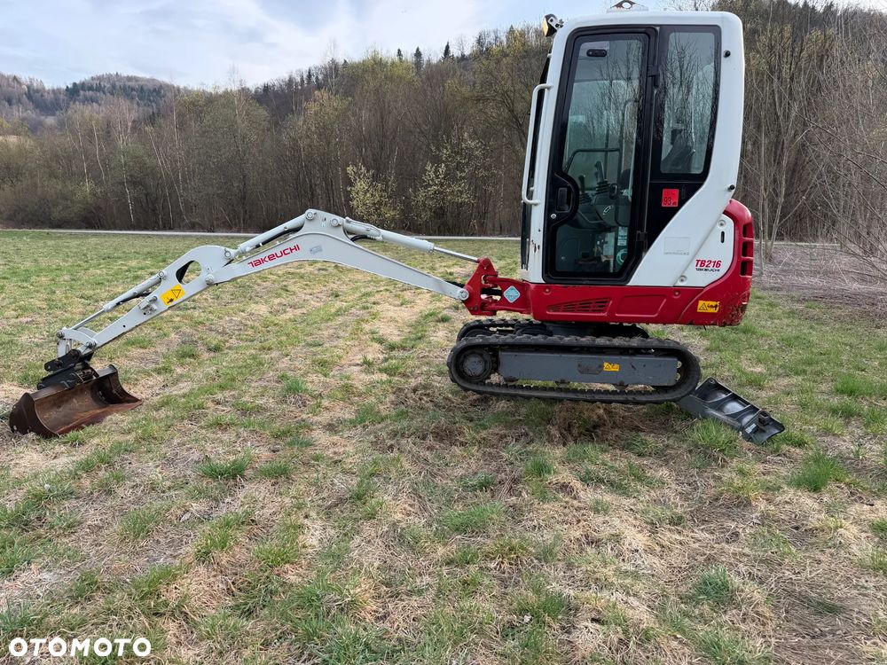 Takeuchi TB216  Koparka Gąsienicowa 2 tony. Długie ramie plus! Zaledwie 1000 mtg. DEKRA aktualna do 2026r. Rozsuwane Hydr. podwozie! Z Gospodarstwa Norweskiego! Zero luzów i wycieków. Maszyna jak Nowa z Salonu! 2017rok. Pełna Dokumentacja. Gąsienice bez zużycia! Łyżka Skarpowa! Szybkozłącze! Szybka wolna jazda. Radio Usb nagłośnienie. Po serwisach. Okazja Wyjscia Hydrauliczne. Silnik Yanmar 3cyl. skrętne ramię! - 4