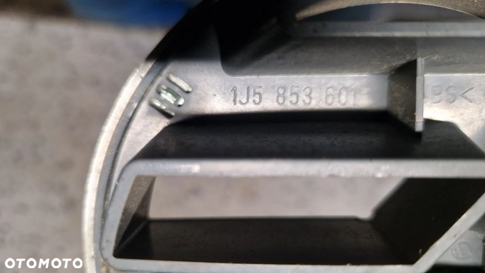 VOLKSWAGEN GOLF IV BORA ZNACZEK EMBLEMAT PRZÓD 1J5853601 - 3