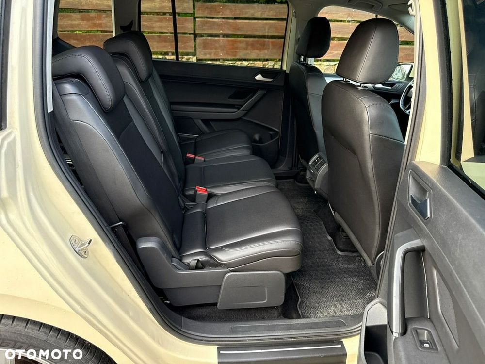 Volkswagen Touran - 12