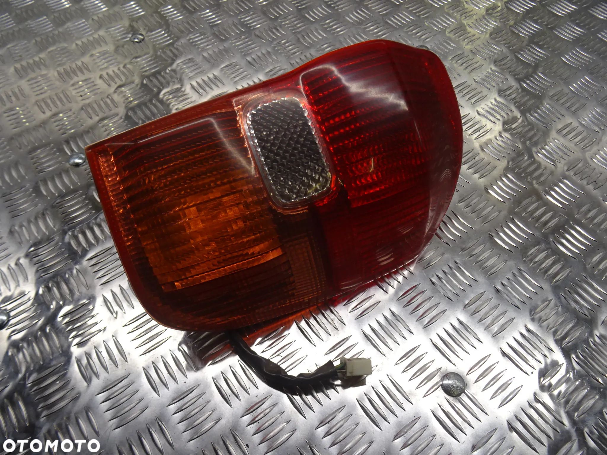 TOYOTA RAV4 II 00-03 2.0 B LAMPA TYLNA TYŁ PRAWA - 1