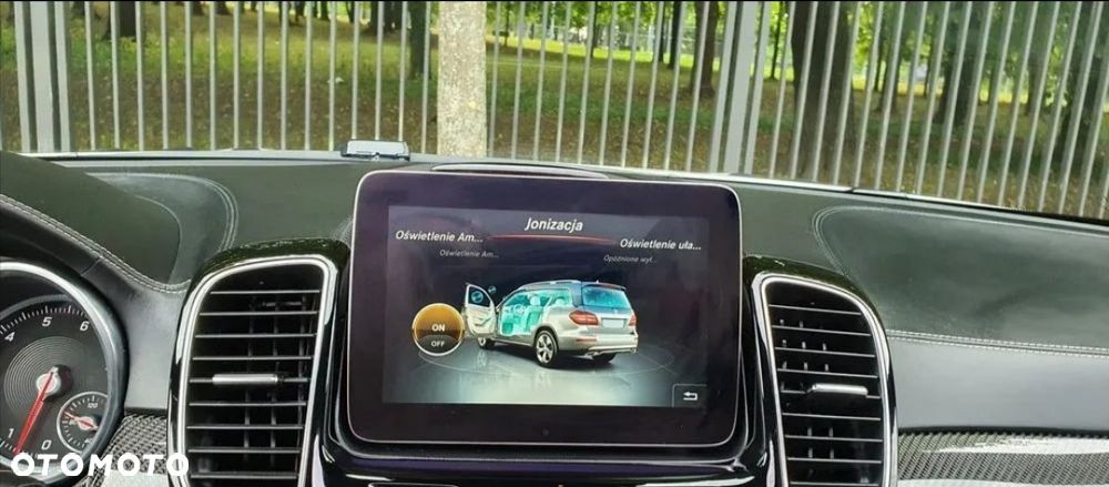 Mercedes-Benz GLS - 32