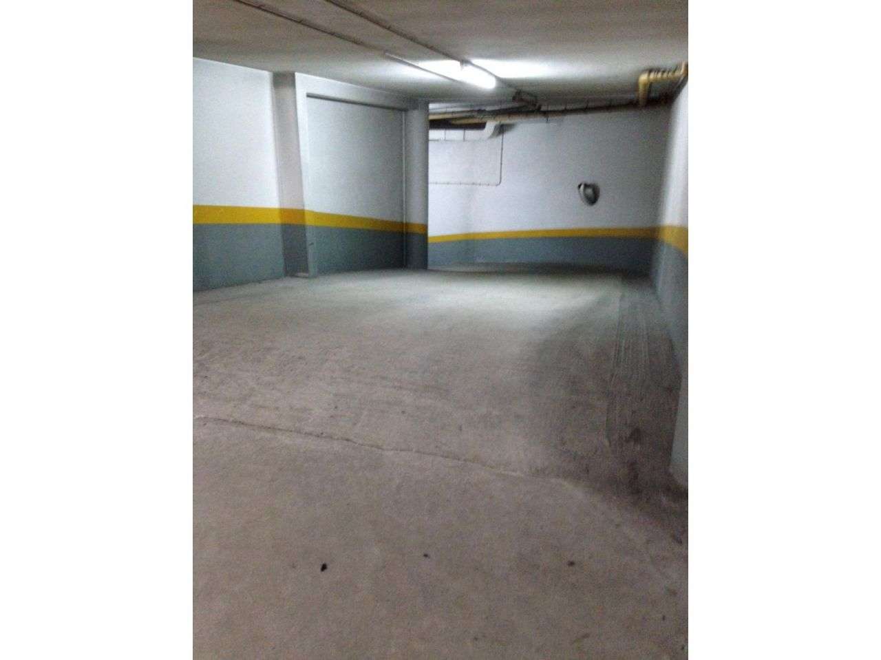 Arrenda-se Lugar de Garagem Duplo - Rua Luís de Aguiar, 52 - Grande imagem: 5/9