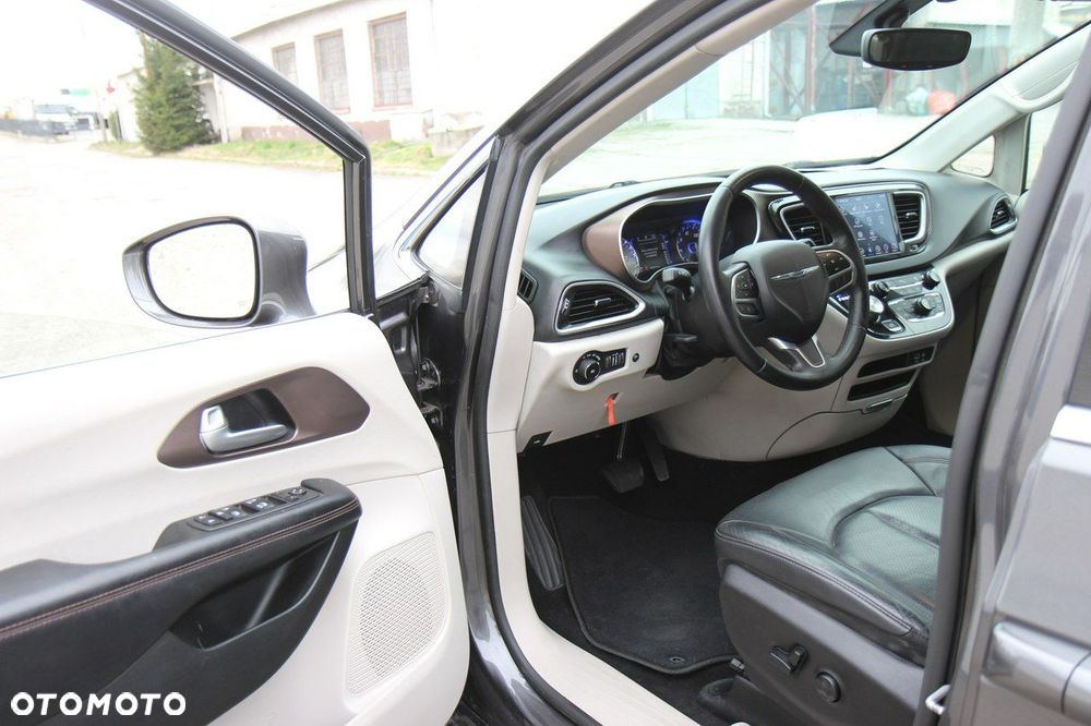 Chrysler Pacifica - 23
