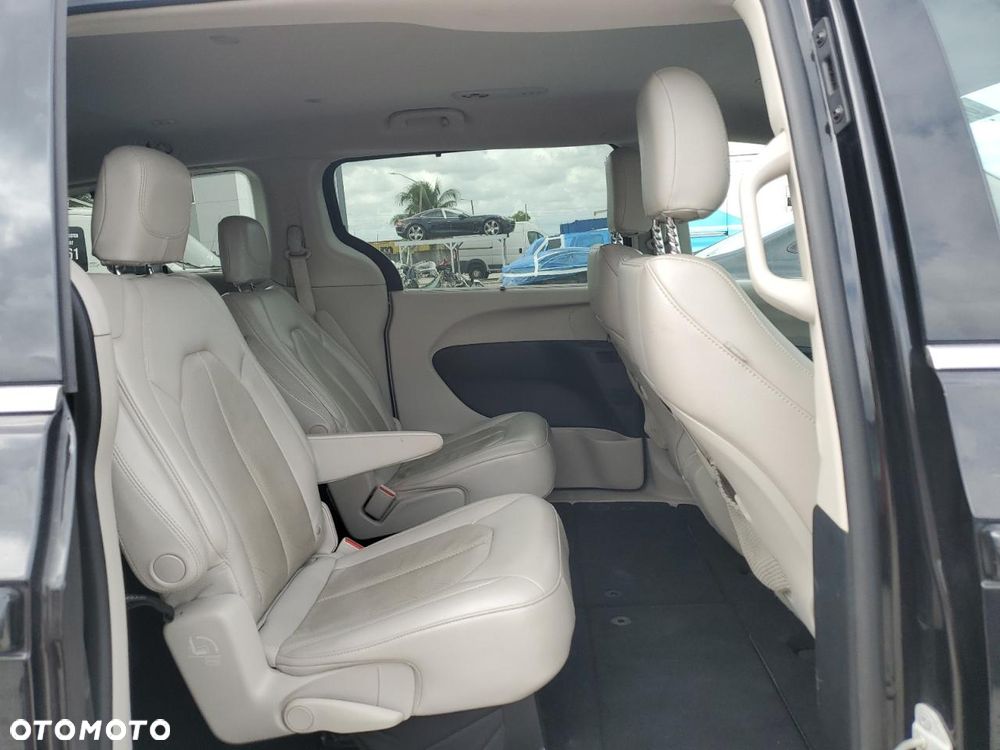 Chrysler Pacifica - 10