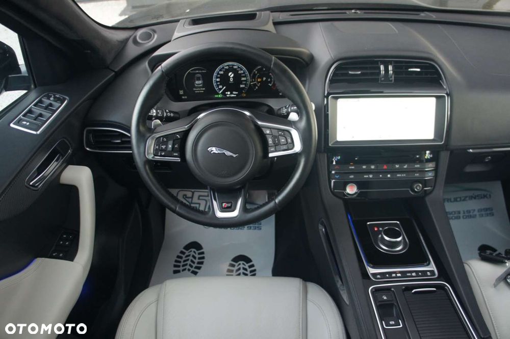 Jaguar F-Pace - 9