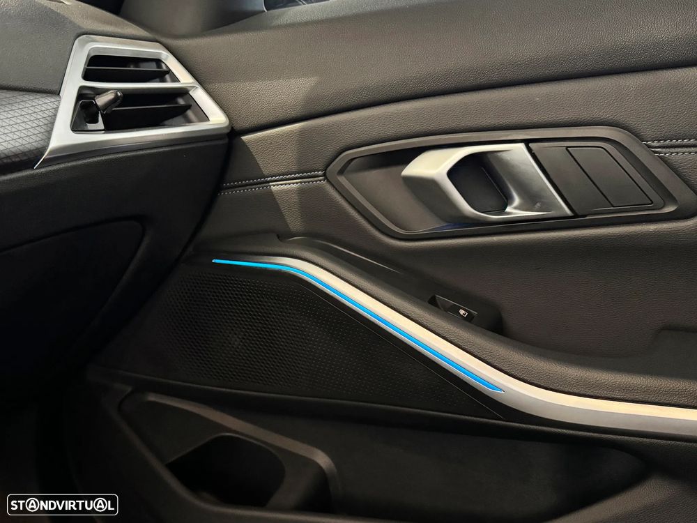 BMW 320 d Touring Pack Desportivo M Auto - 13