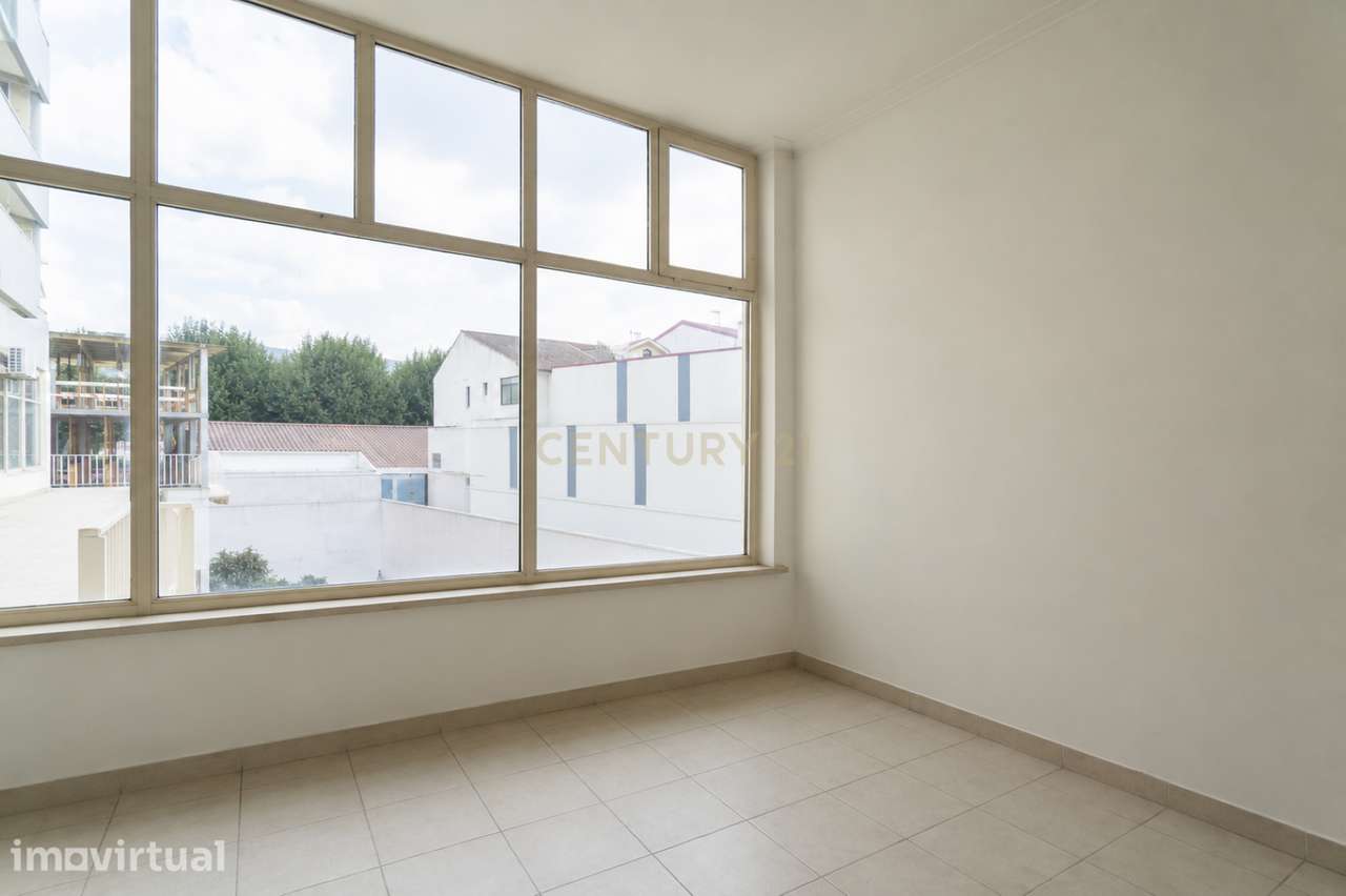 Loja com potencial para transformação em habitação – Miranda do Corvo - Grande imagem: 4/19