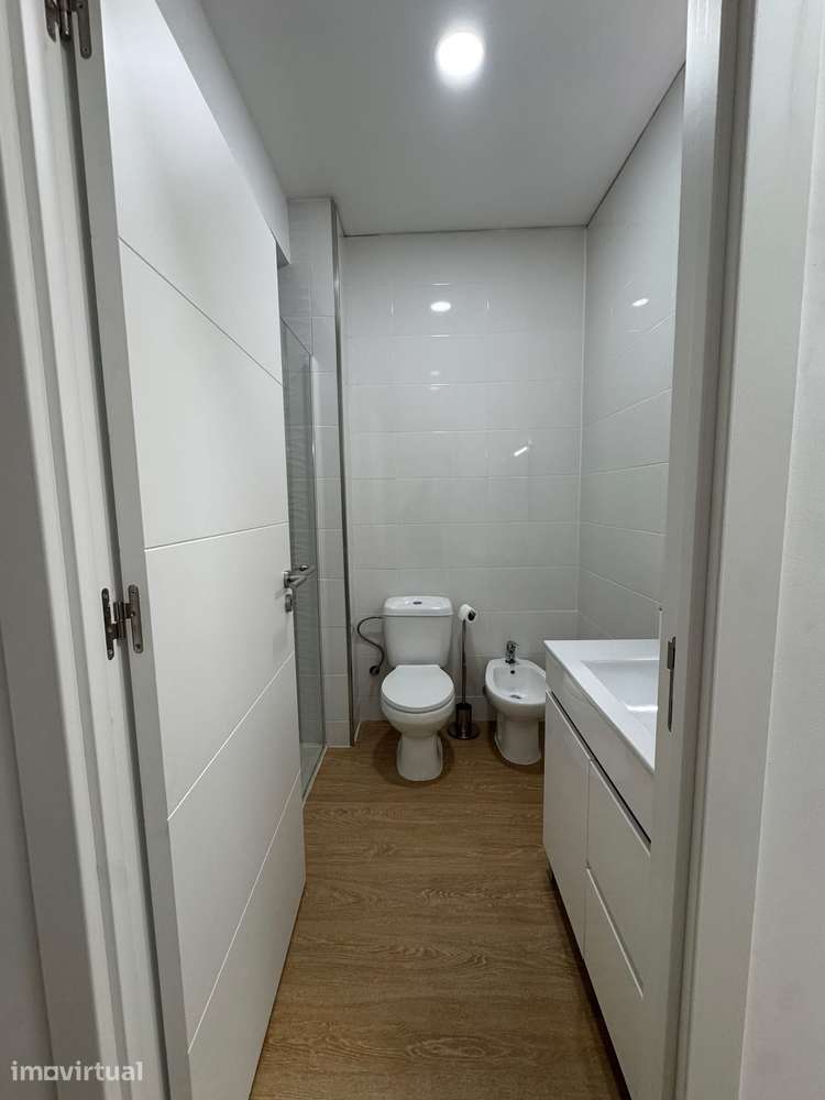 T3 Totalmente remodelado na Praça da Alegria - Porto - Grande imagem: 3/12