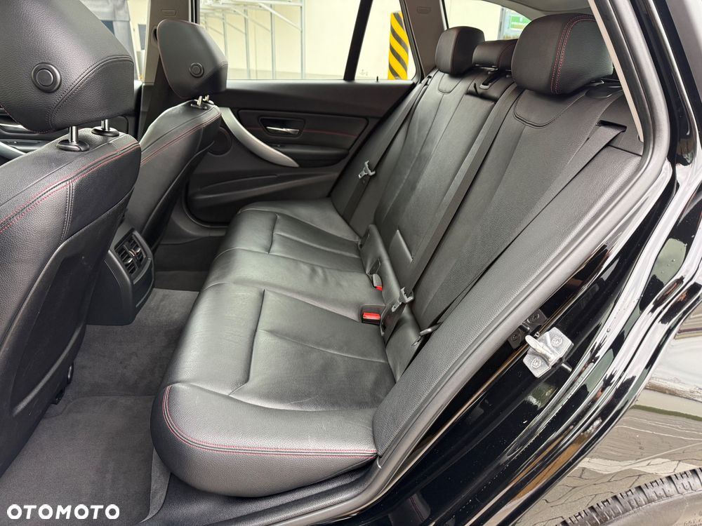 BMW Seria 3 320i xDrive - 32