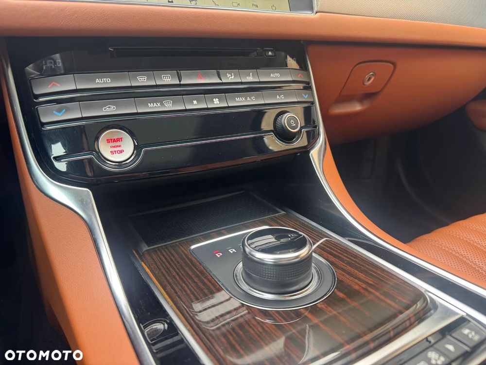 Jaguar XF 25t Portfolio - 30