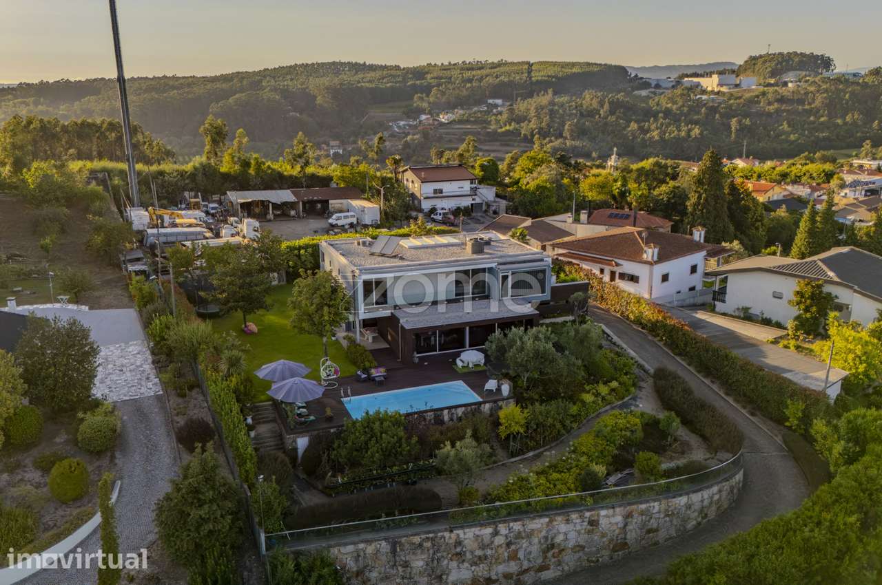 Moradia T4 contemporânea com piscina e amplo jardim, na Cruz - Grande imagem: 4/60