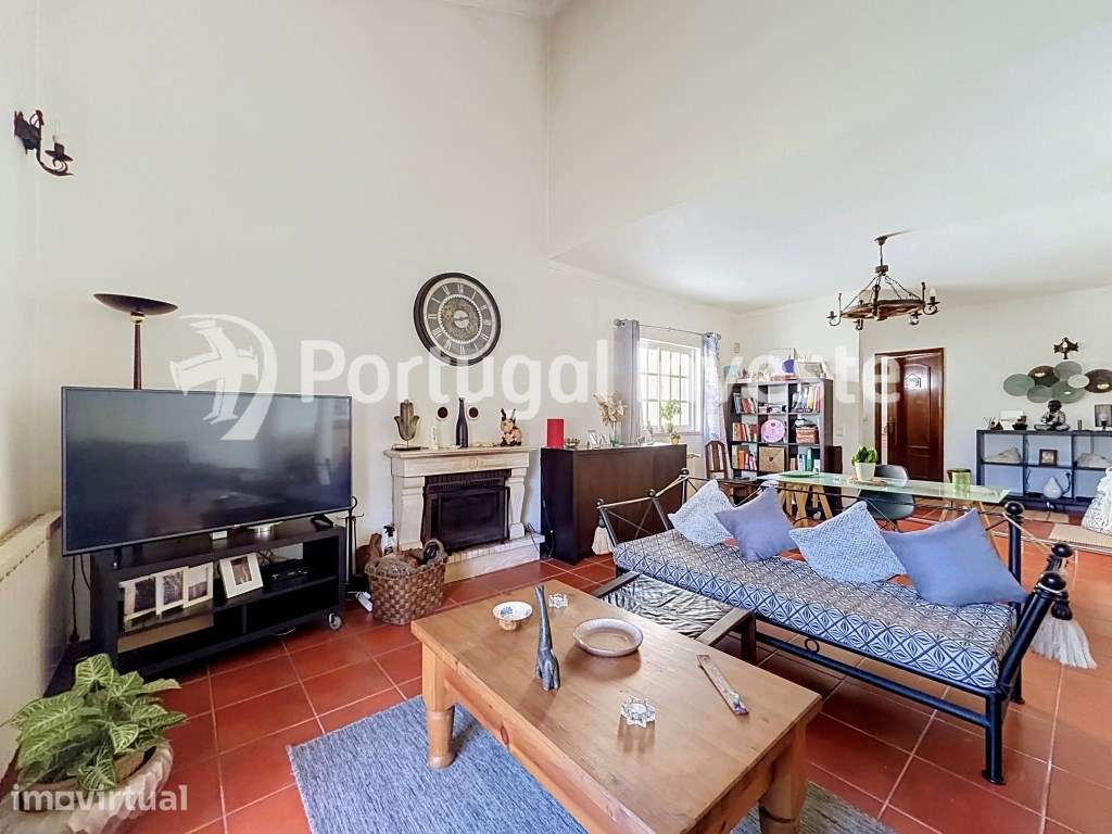 Moradia T4 com excelentes áreas e grande potencial na Quinta do Conde - Grande imagem: 5/31
