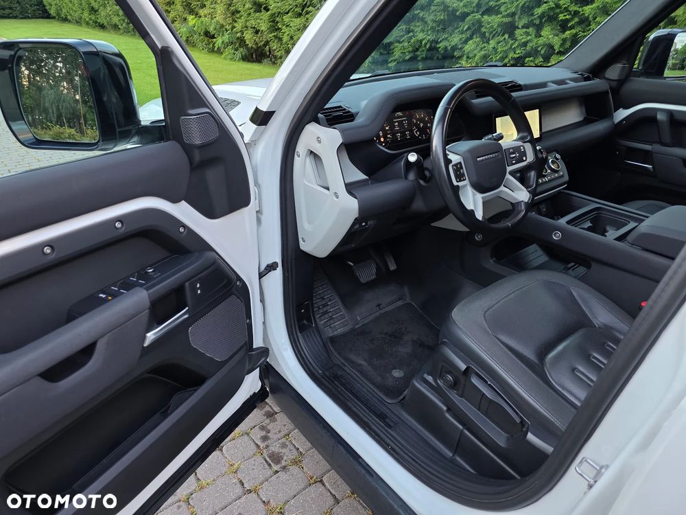 Land Rover Defender - 25