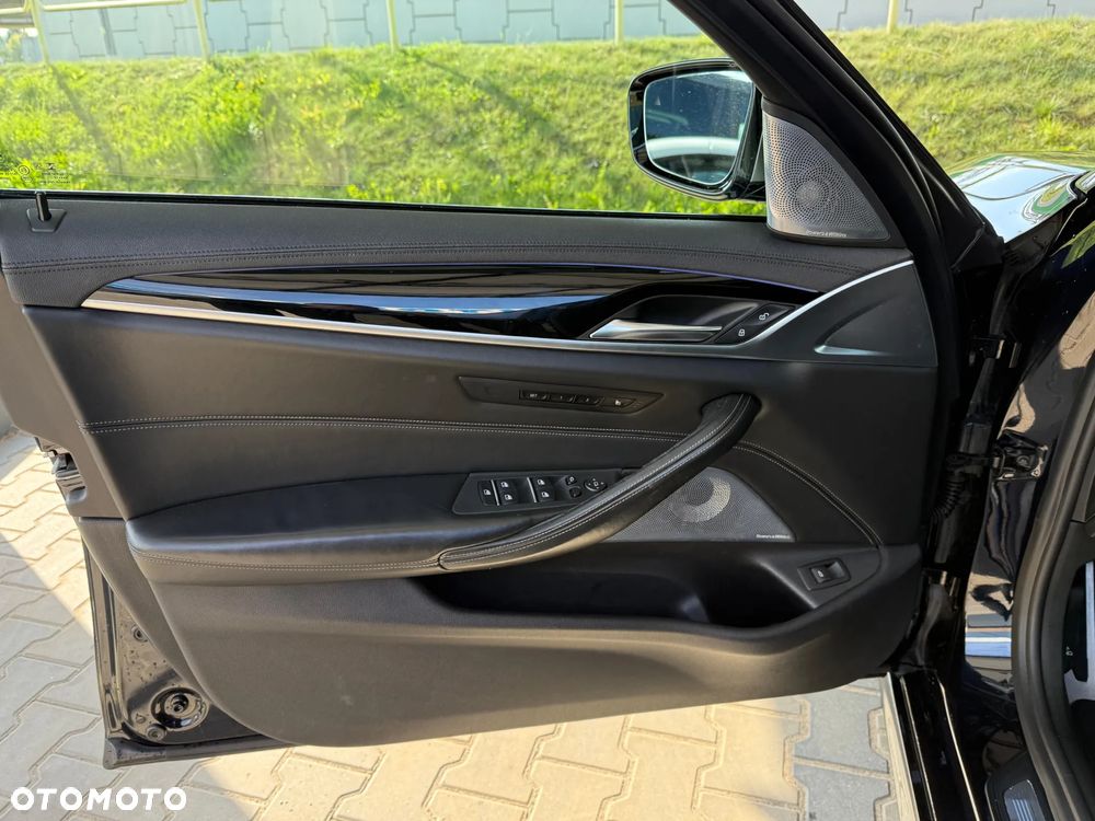 BMW Seria 5 M550i xDrive sport - 12