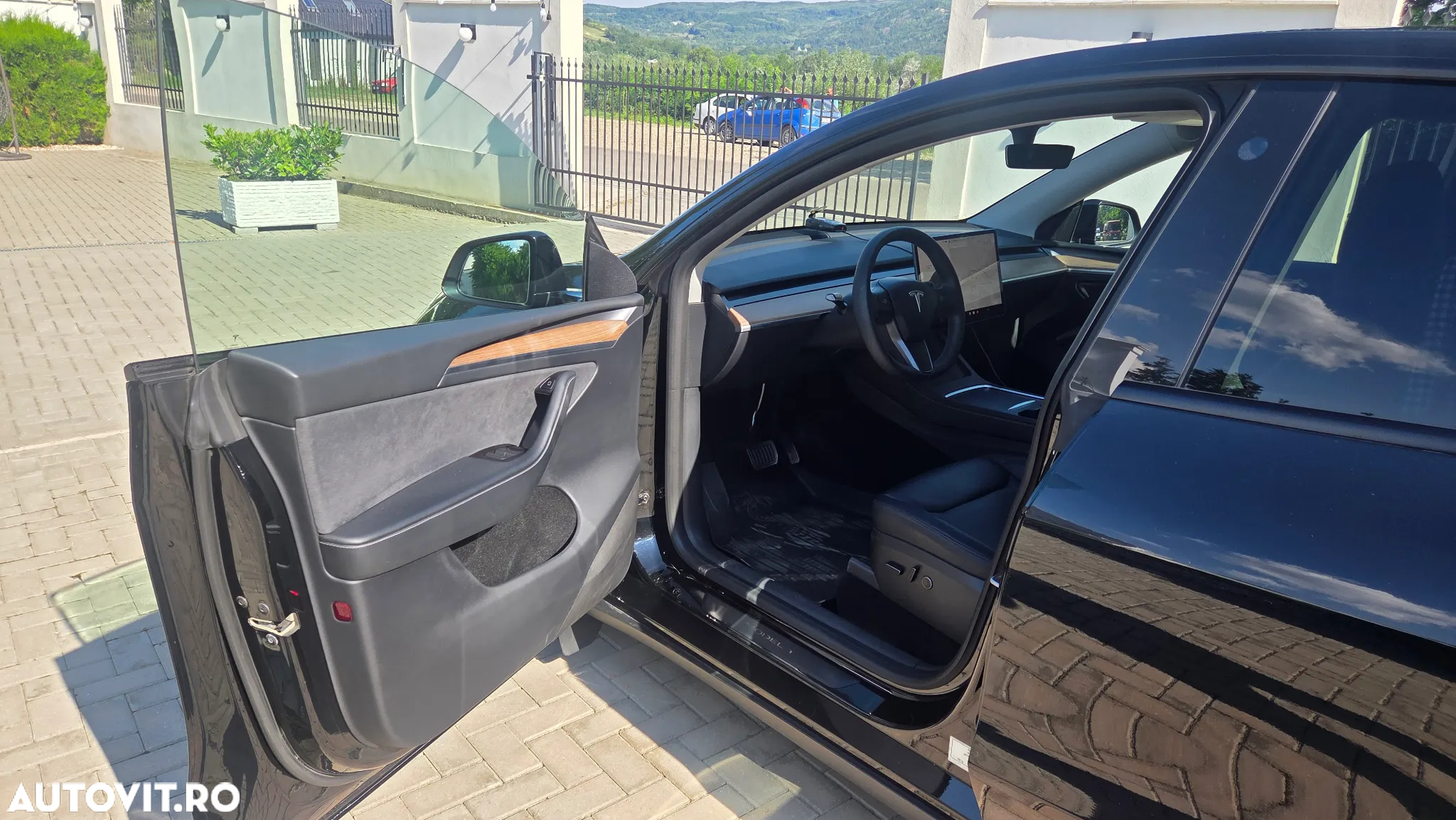 Tesla Model Y Long Range Dual Motor AWD - 4