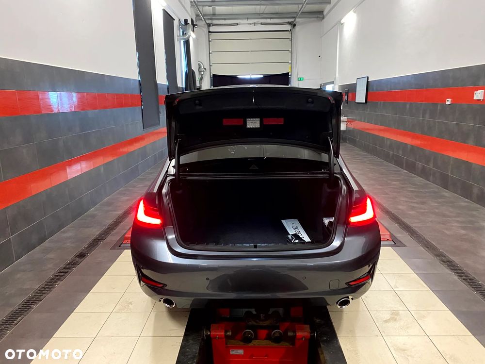 BMW Seria 3 320d Sport - 14