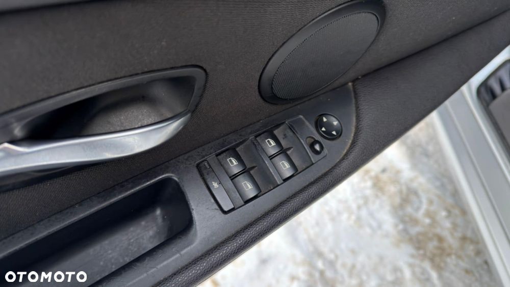 BMW Seria 5 523i - 39