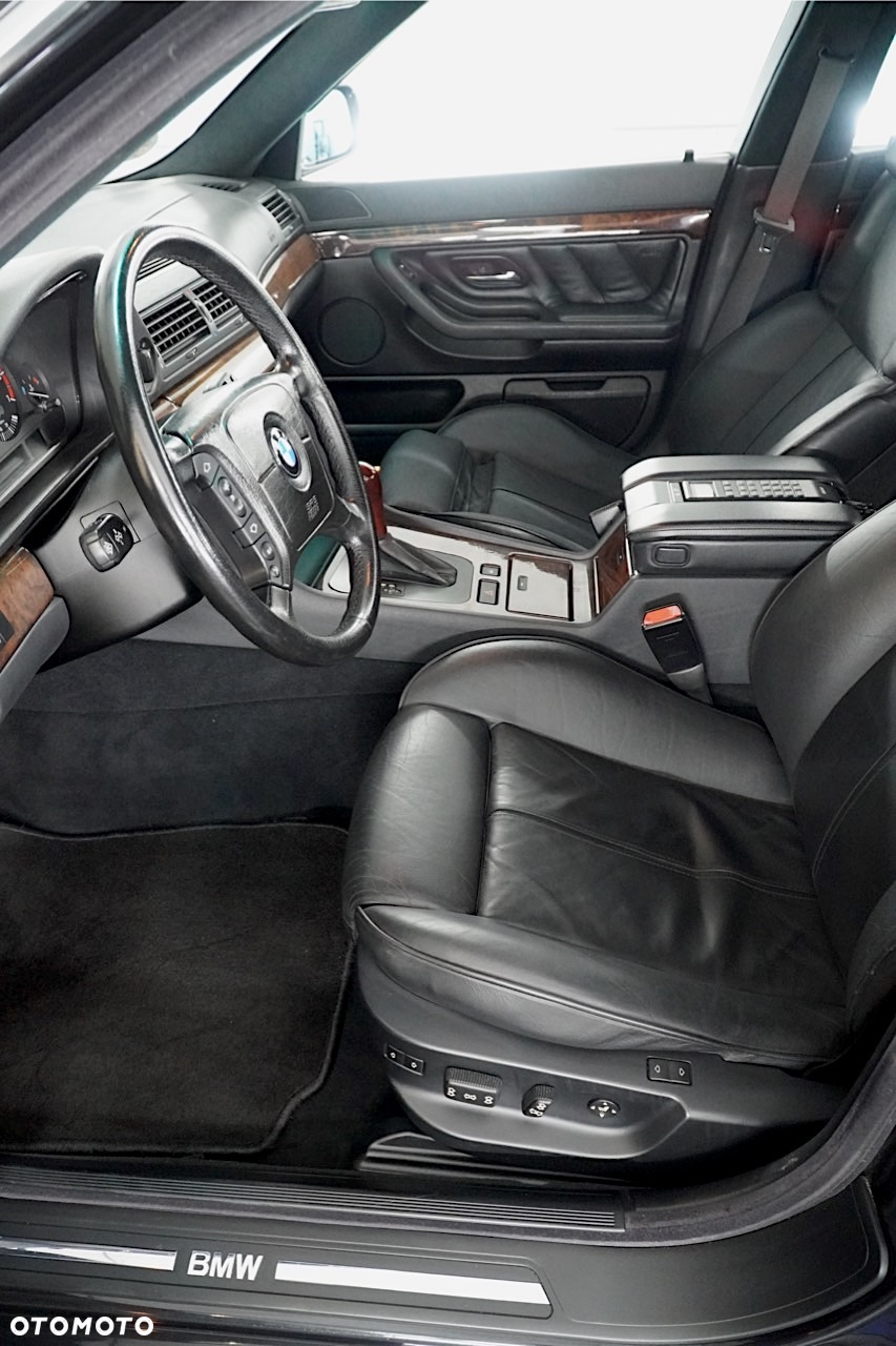 BMW Seria 7 740i - 24