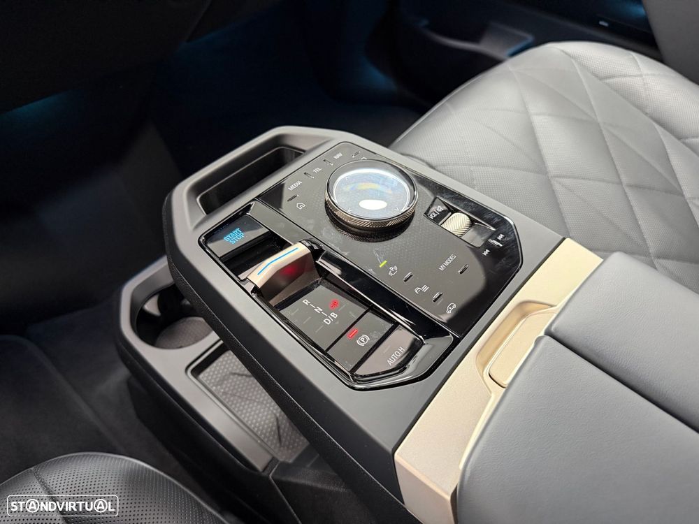 BMW iX xDrive 50 Pack Desportivo - 23