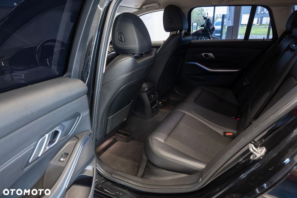 BMW Seria 3 320i Sport Line - 32