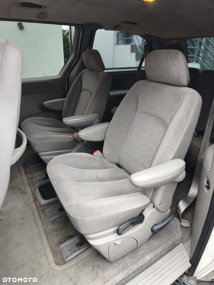 Chrysler Town & Country - 6