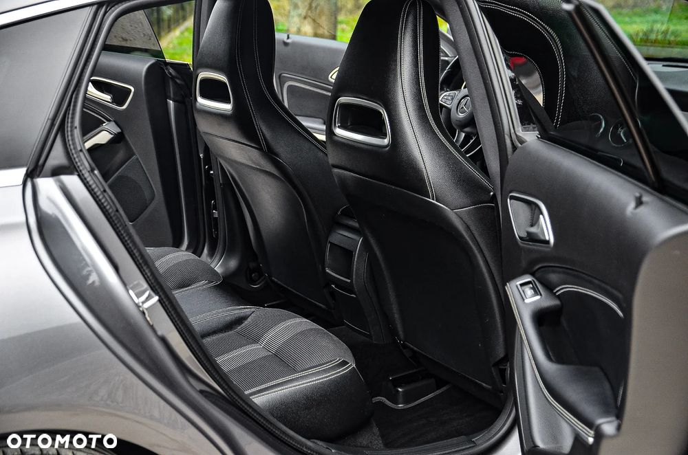 Mercedes-Benz CLA 200 7G-DCT UrbanStyle Edition - 30