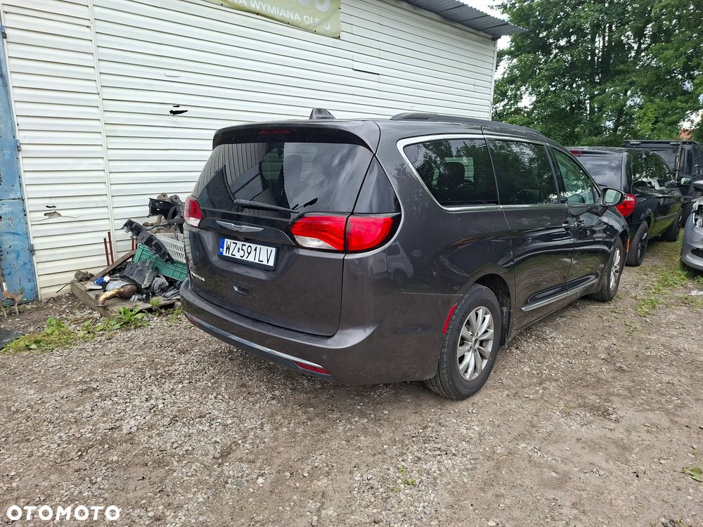 Chrysler Pacifica - 4