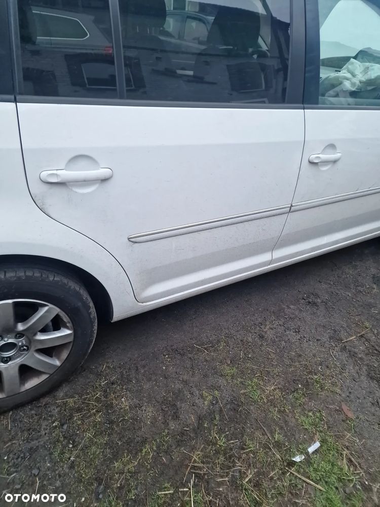 Drzwi  prawy tył vw Touran  03-15  w  kolorze  LB9A - 2