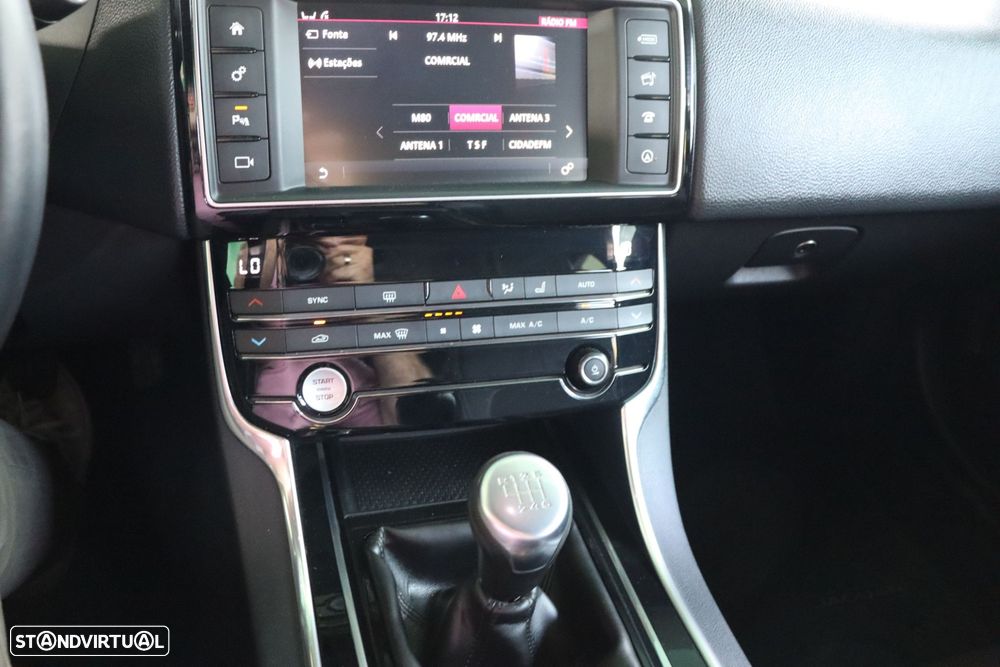 Jaguar XE 2.0 D R-Sport - 17