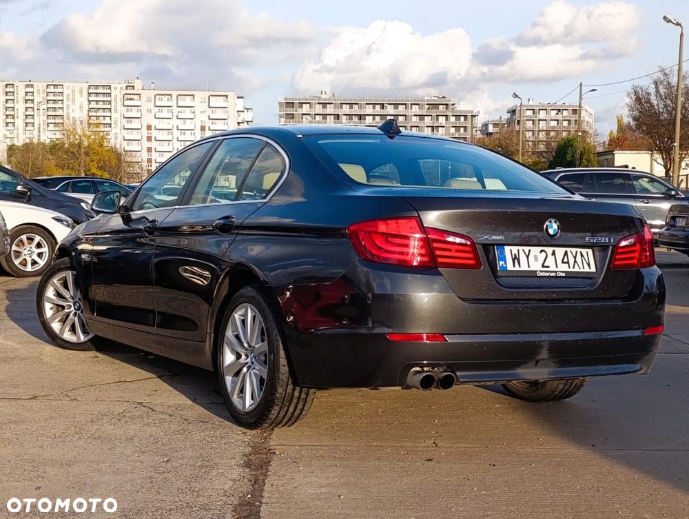 BMW Seria 5 528i xDrive Modern Line - 28