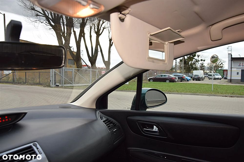 Citroën C4 1.4 16V Advance - 25