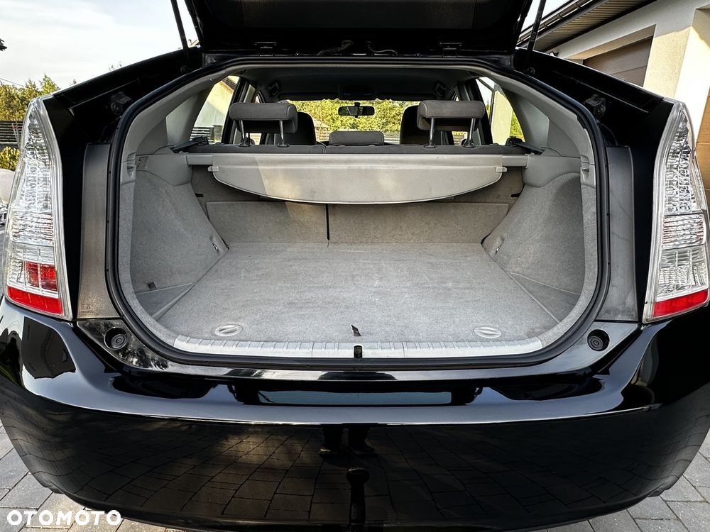 Toyota Prius (Hybrid) - 33
