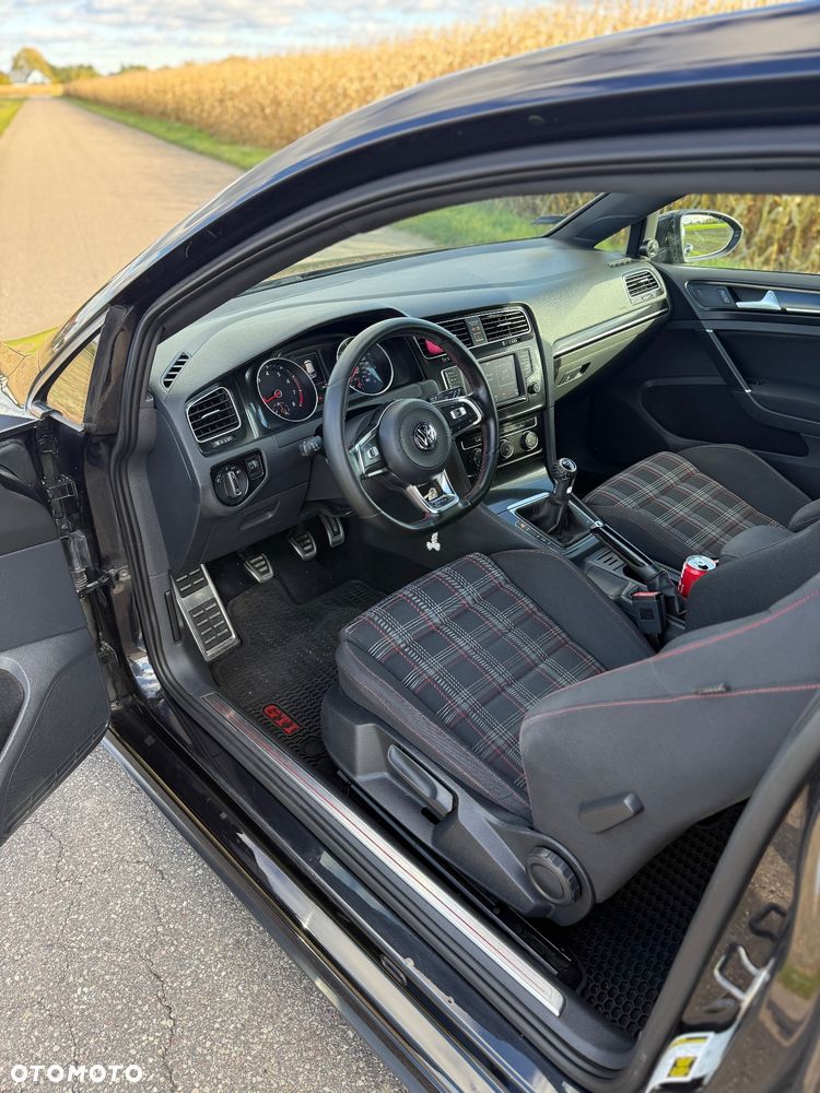 Volkswagen Golf - 11