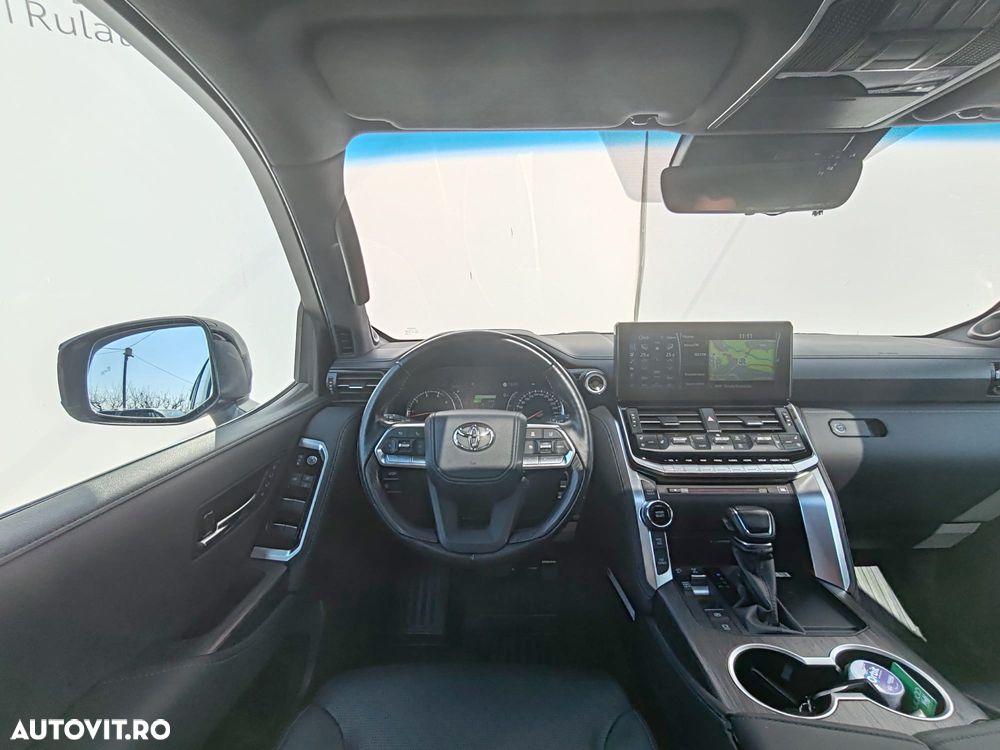 Toyota Land Cruiser 300 - 10