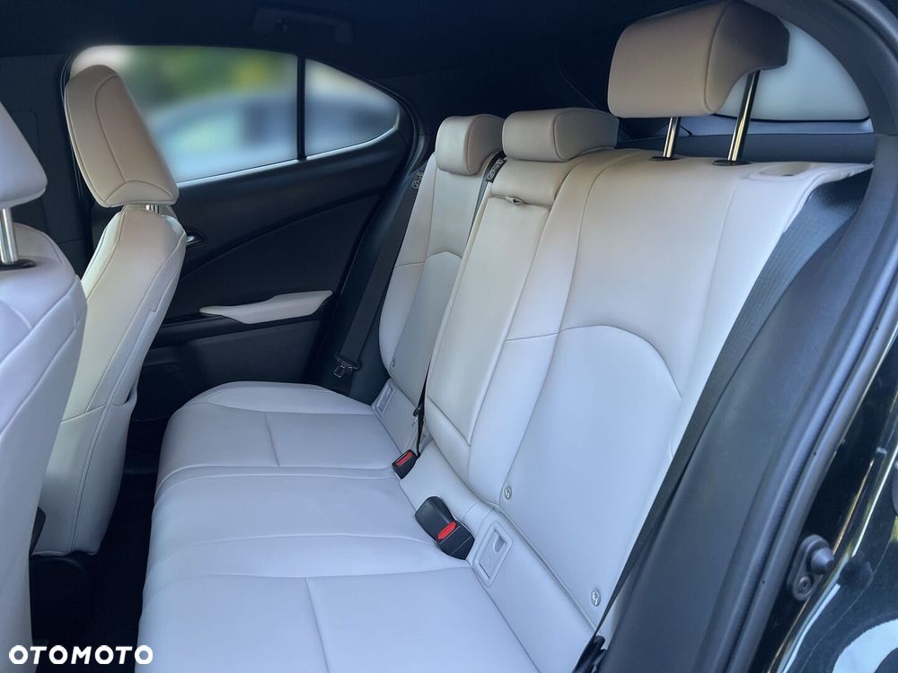 Lexus UX 300h F Sport Design - 8