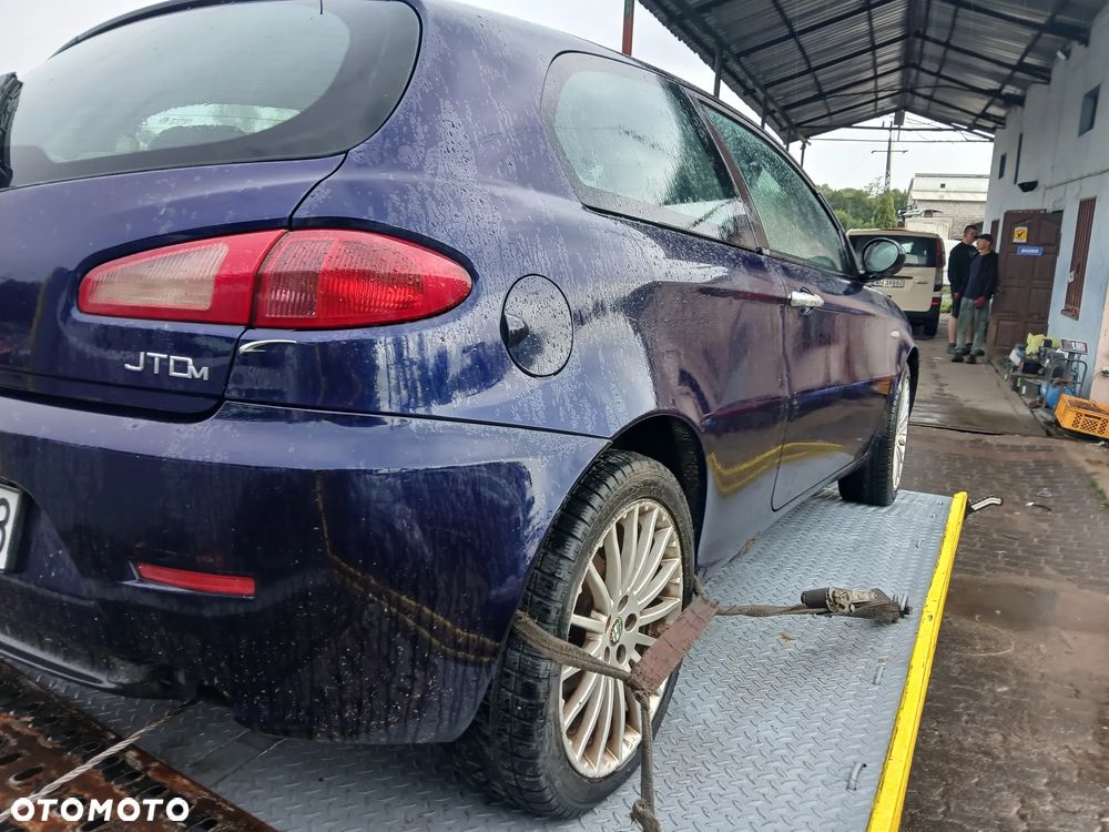 Alfa Romeo 147 lift 567/a maska pokrywa silnika klapa bagażnika zderzak lampa reflektor pas przedni stop lampy halogeny przeciwmgłowe odblaski grill atrapa znaczek - 5