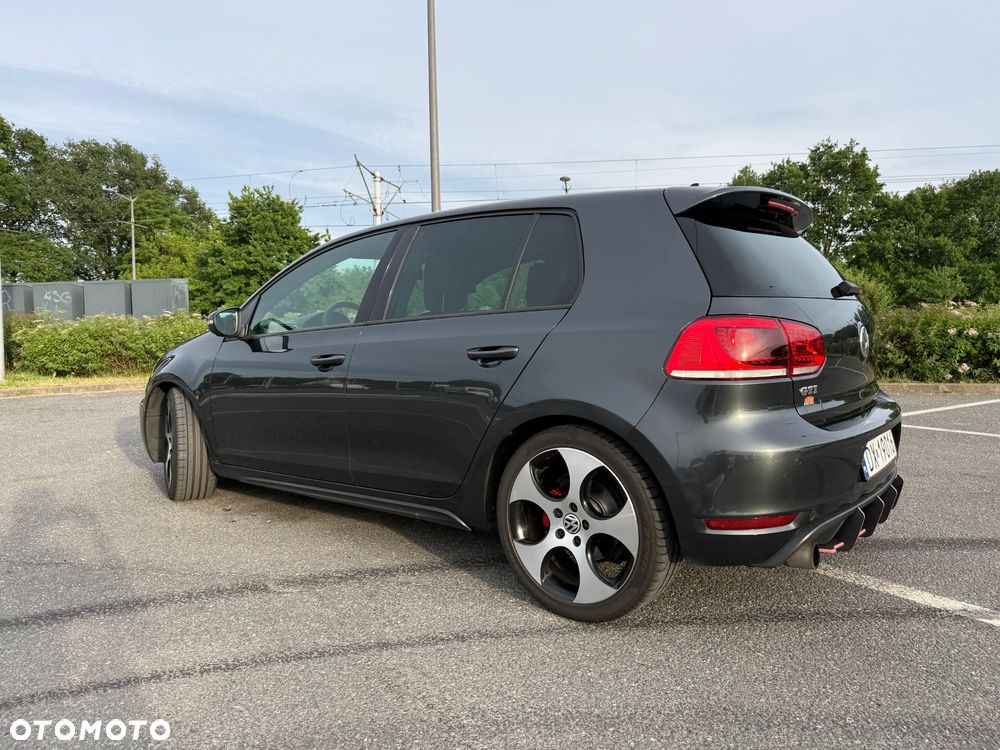 Volkswagen Golf - 6