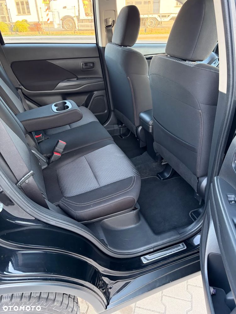 Mitsubishi Outlander 2.0 Invite + 2WD - 19
