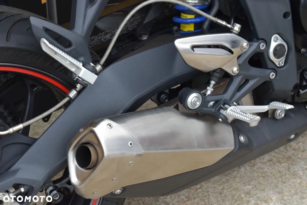 Triumph Street Triple - 32