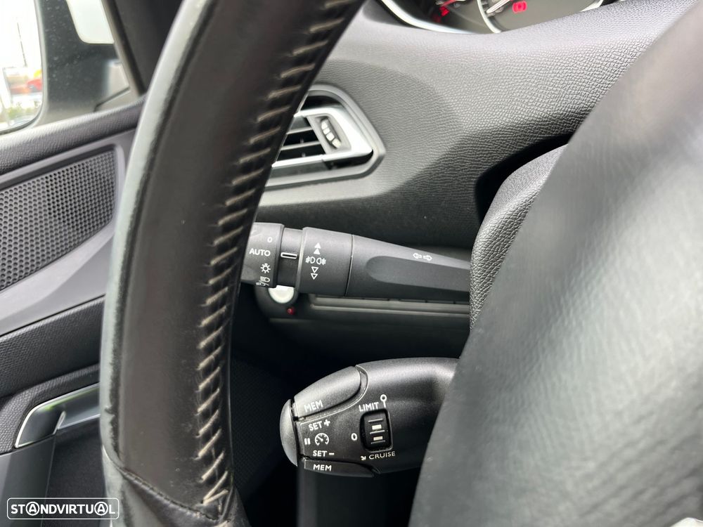 Peugeot 308 SW 1.2 PureTech Allure - 22