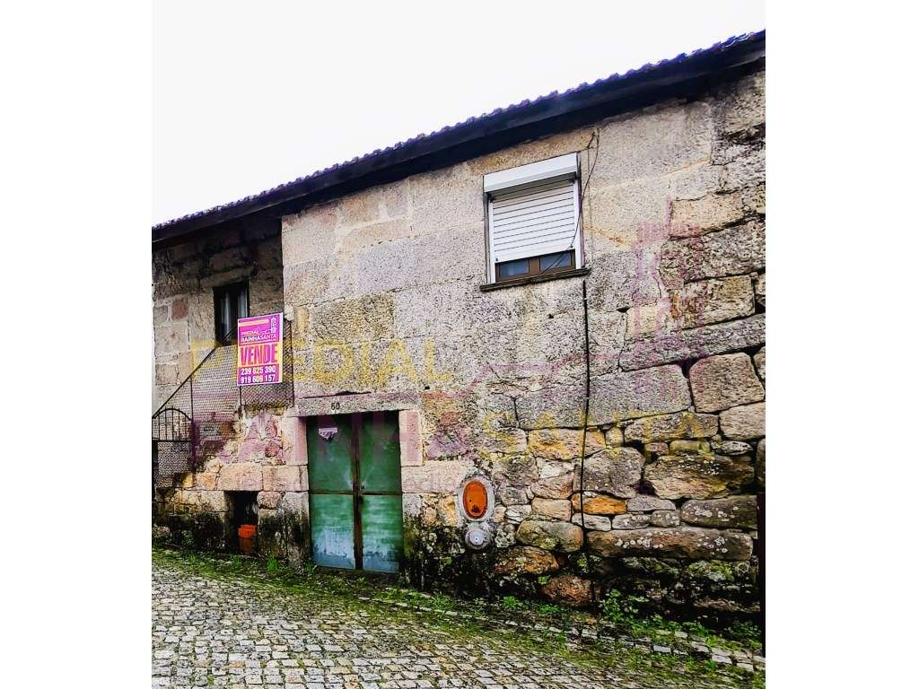 Moradia em pedra de granito com logradouro - Tem 2 entradas - Grande imagem: 3/15