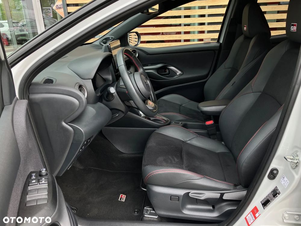 Toyota Yaris Hybrid 1.5 GR Sport - 38