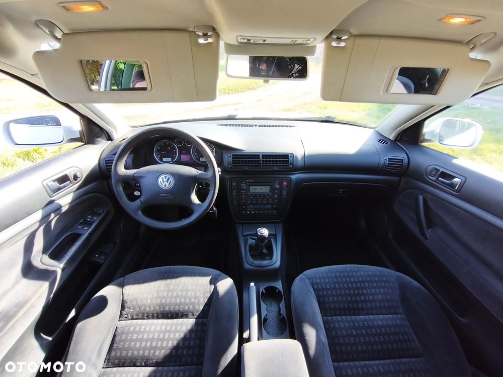 Volkswagen Passat 1.6 Comfortline Family - 11