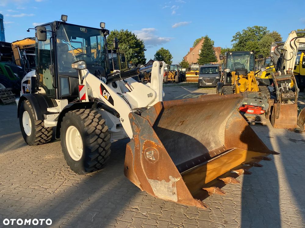 Caterpillar CAT 908M, 2020 ROK, 3500 MTH, ŁYŻKA OTWIERANA + WIDŁY, z NIEMIEC, - 11