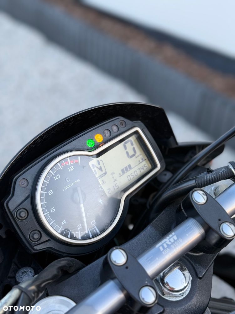 Suzuki GSR - 11