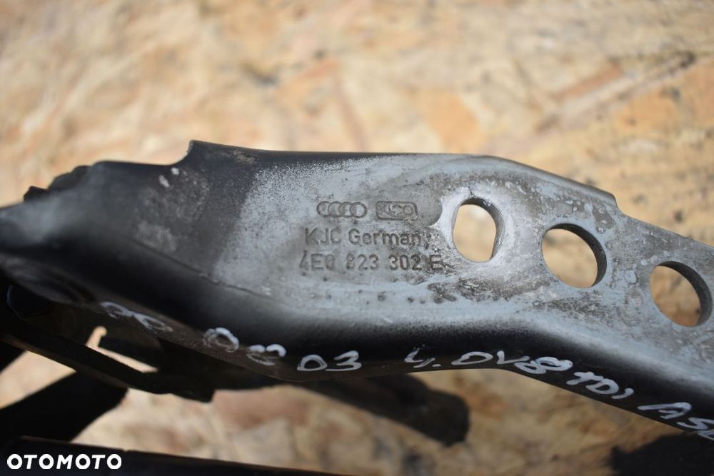 PRAWY ZAWIAS MASKI AUDI A8 D3 4E0823302E - 3